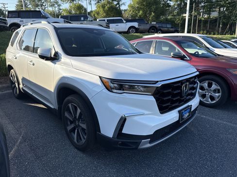 Used 2025 Honda Pilot Touring image 2