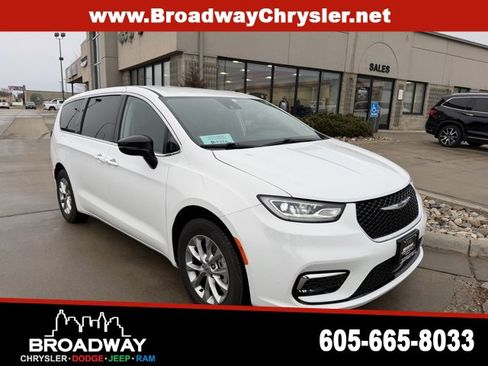 Used 2024 Chrysler Pacifica Touring-L image 1