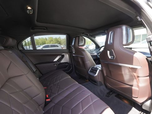 Used 2025 BMW i7 xDrive60 AWD/4WD image 40