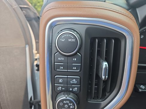 Used 2021 Chevrolet Silverado 2500 High Country w/ Technology Package AWD/4WD image 8