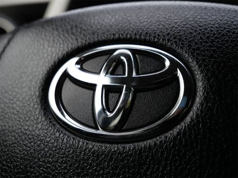 Used 2015 Toyota RAV4 LE image 27