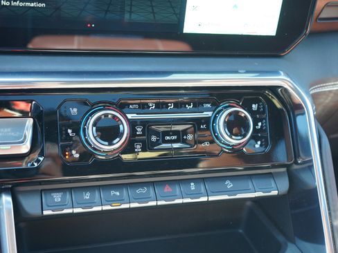 Used 2025 GMC Sierra 3500 Denali Ultimate AWD/4WD image 21