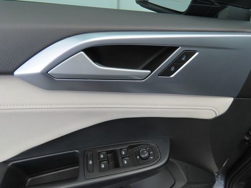 Used 2025 Volkswagen Taos SE w/ Panoramic Sunroof Package image 23