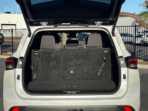 Certified 2025 Toyota Highlander LE image 9