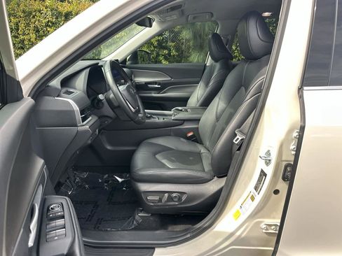 Used 2024 Toyota Grand Highlander XLE image 11