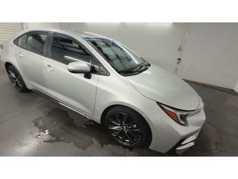 Used 2025 Toyota Corolla SE FWD image 2