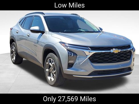 Certified 2024 Chevrolet Trax LT w/ Sunroof Package FWD image 2