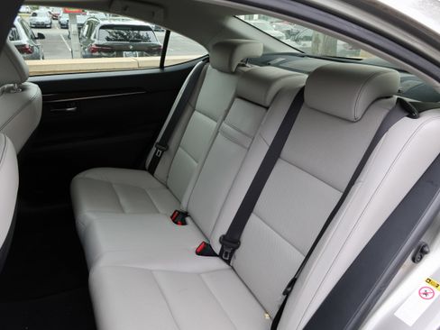 Used 2015 Lexus ES 350 w/ Luxury Package FWD image 37