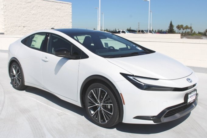 New 2027 Toyota Prius Limited AWD/4WD image 2