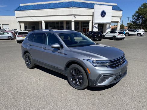 Used 2023 Volkswagen Tiguan SE w/ Panoramic Sunroof Package FWD image 38