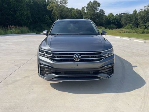 Used 2024 Volkswagen Tiguan SEL R-Line w/ MDO Package, Two-Row AWD/4WD image 9
