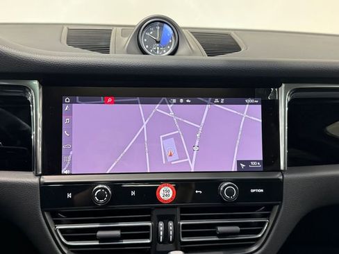 Certified 2025 Porsche Macan image 24