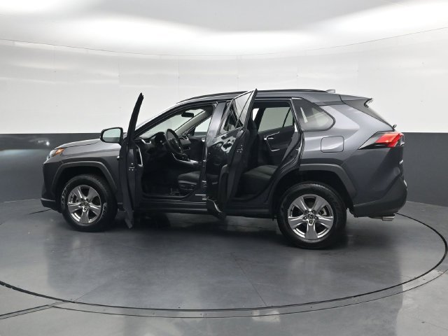 Used 2025 Toyota RAV4 XLE FWD image 41