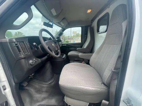 Used 2018 Chevrolet Express 2500 image 10