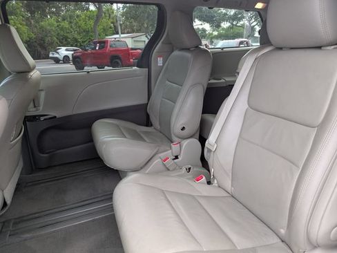 Used 2017 Toyota Sienna XLE Premium FWD image 14