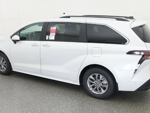 New 2026 Toyota Sienna XLE image 4