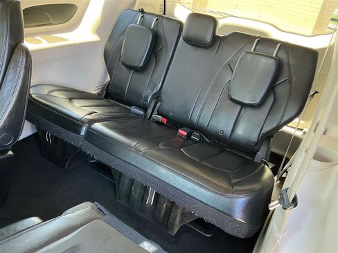 Used 2018 Chrysler Pacifica Touring-L FWD image 34
