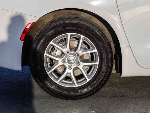 Used 2023 Chrysler Pacifica Touring-L FWD image 12
