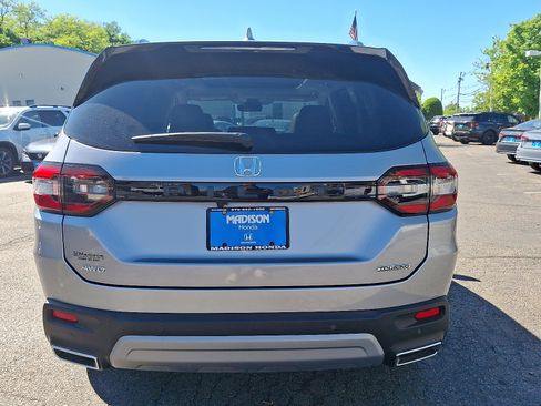 Used 2025 Honda Pilot Touring image 8