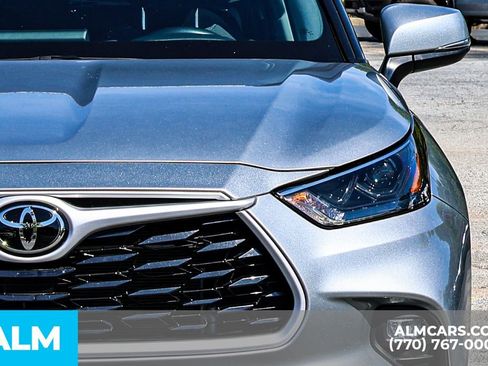Used 2025 Toyota Highlander LE FWD image 15
