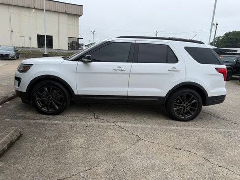 Used 2018 Ford Explorer XLT w/ Equipment Group 202A FWD image 5