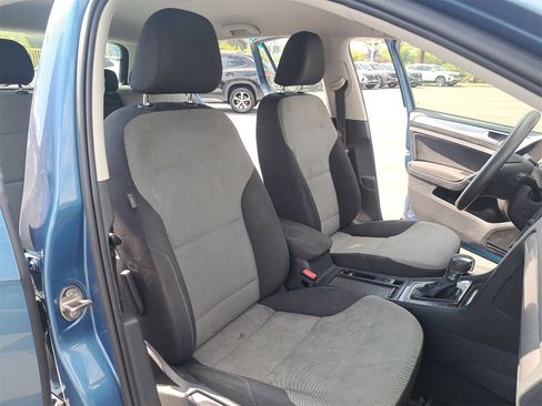 Used 2016 Volkswagen e-Golf SE image 10