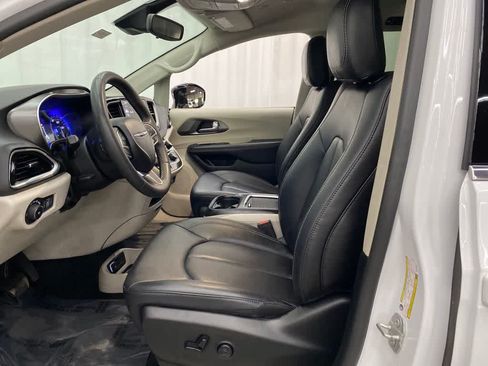 Used 2024 Chrysler Pacifica Touring-L FWD image 14