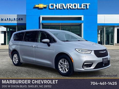 Used 2023 Chrysler Pacifica Touring-L image 1