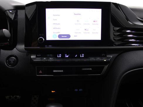 Used 2025 Toyota Camry SE FWD image 31