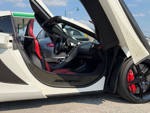 Used 2015 McLaren 650S Spider RWD image 24