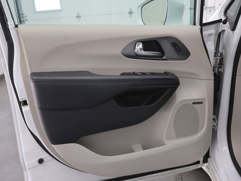 Used 2019 Chrysler Pacifica Limited w/ Tire & Wheel Group image 43