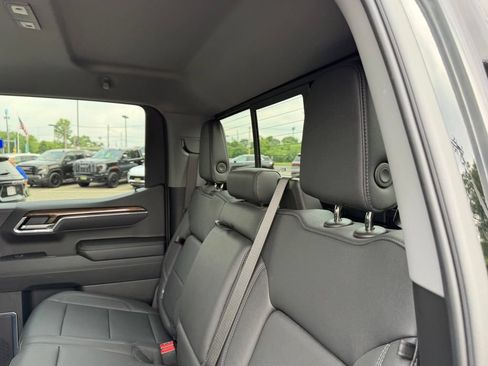 Used 2025 Chevrolet Silverado 1500 LT Trail Boss w/ Convenience Package II AWD/4WD image 9