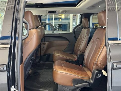Used 2017 Chrysler Pacifica Limited w/ Tire & Wheel Group FWD image 9