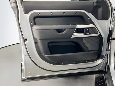 Used 2023 Land Rover Defender 110 X-Dynamic SE image 18