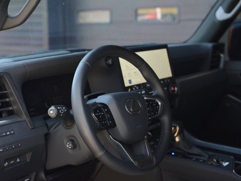 Used 2025 Lexus GX 550 AWD/4WD image 4