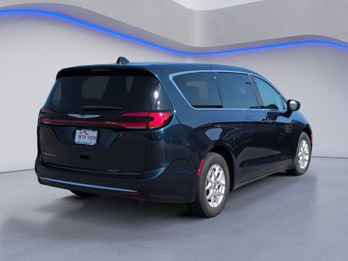 Used 2023 Chrysler Pacifica Touring-L FWD image 5