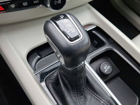 Used 2021 Volvo XC60 T5 Momentum w/ Premium Package image 15