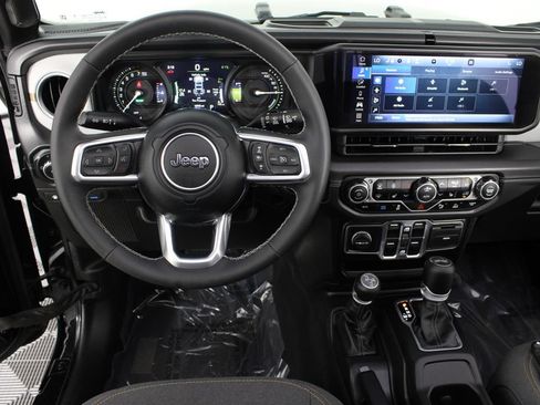 Used 2025 Jeep Wrangler Unlimited Sahara w/ Safety Group AWD/4WD image 10