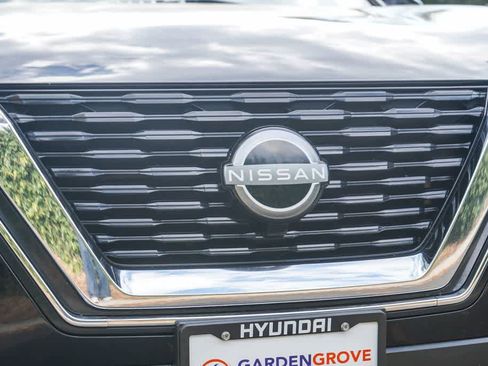 Used 2023 Nissan Rogue SV FWD image 11