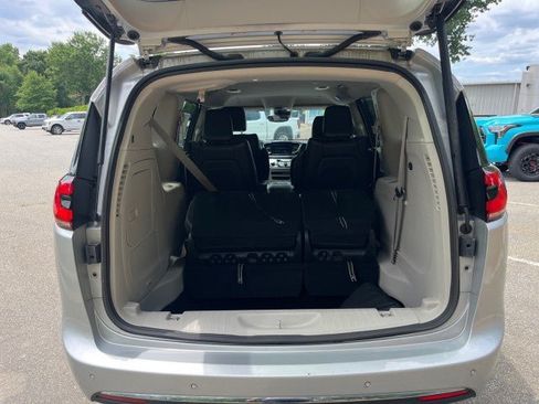 Used 2023 Chrysler Pacifica Touring-L FWD image 8