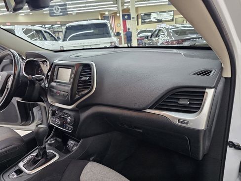 Used 2014 Jeep Cherokee Latitude w/ Comfort/Convenience Group AWD/4WD image 20