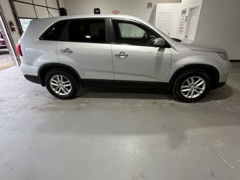 Used 2014 Kia Sorento LX image 2