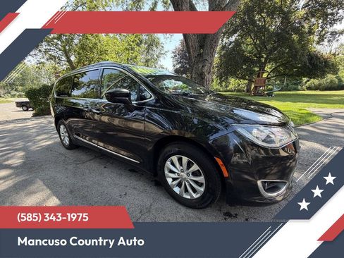 Used 2018 Chrysler Pacifica Touring-L FWD image 1