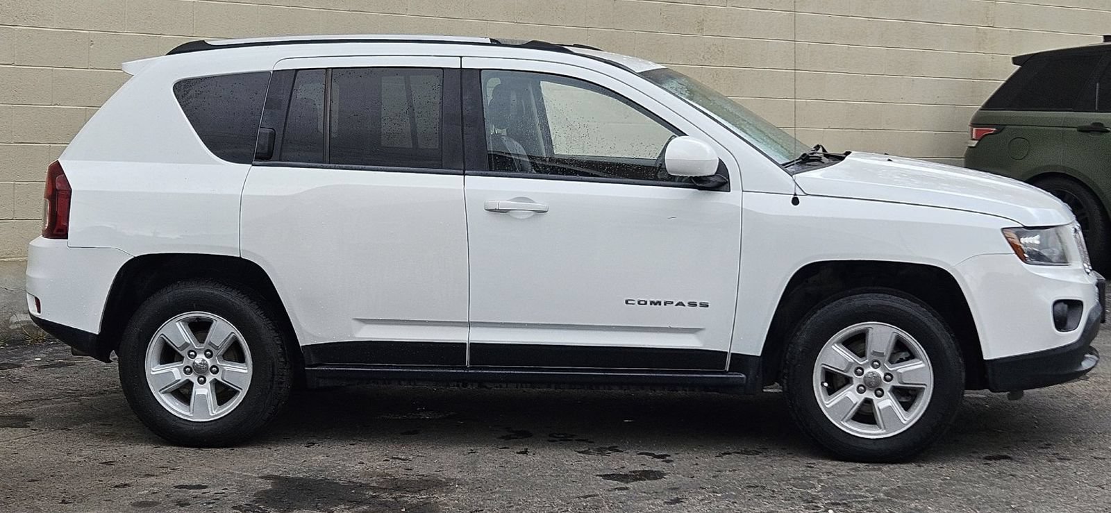 Used 2017 Jeep Compass Latitude FWD image 2