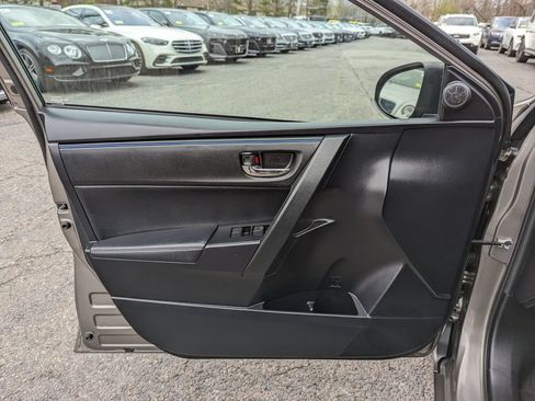 Used 2017 Toyota Corolla SE w/ SE Premium Package FWD image 11