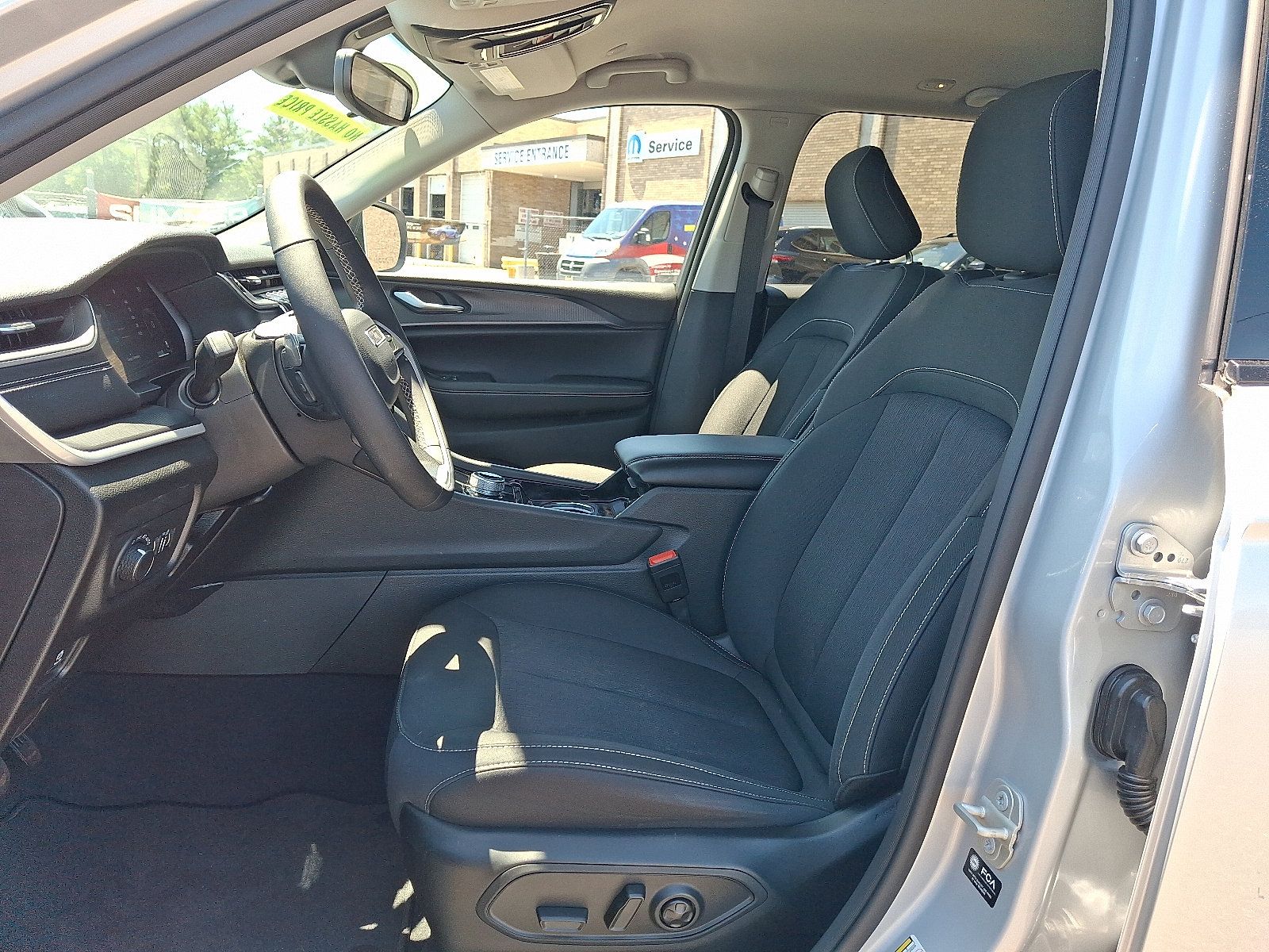 Used 2023 Jeep Grand Cherokee Laredo w/ Luxury Tech Group I AWD/4WD image 14