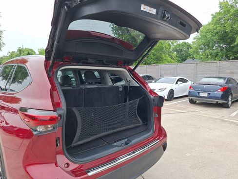 Used 2022 Toyota Highlander XLE FWD image 36
