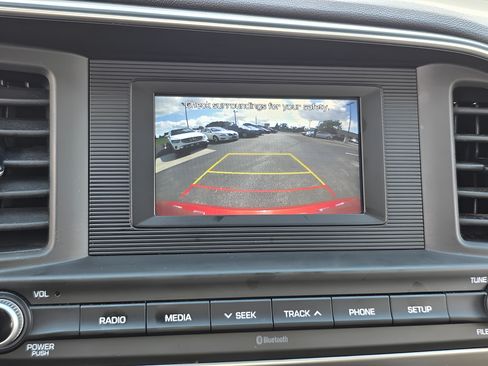 Used 2020 Hyundai Elantra SE FWD image 24