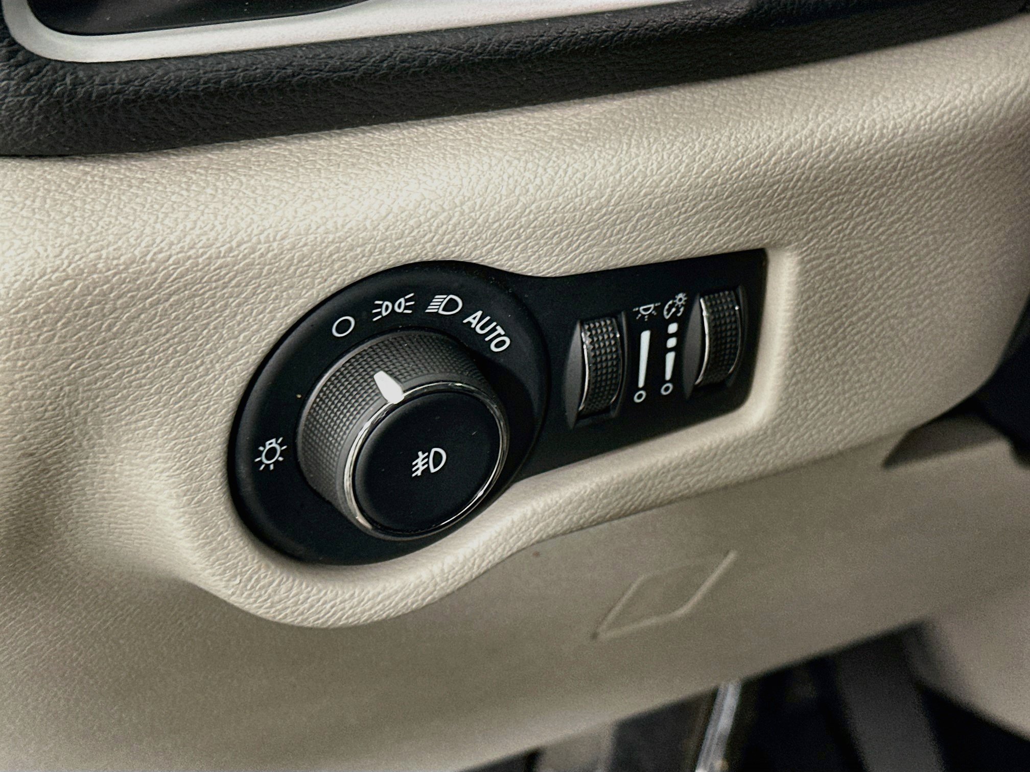 Used 2023 Chrysler Pacifica Touring-L FWD image 16