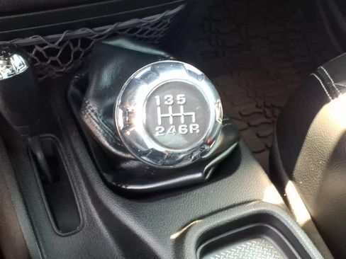 Used 2016 Jeep Wrangler Unlimited Rubicon AWD/4WD image 7